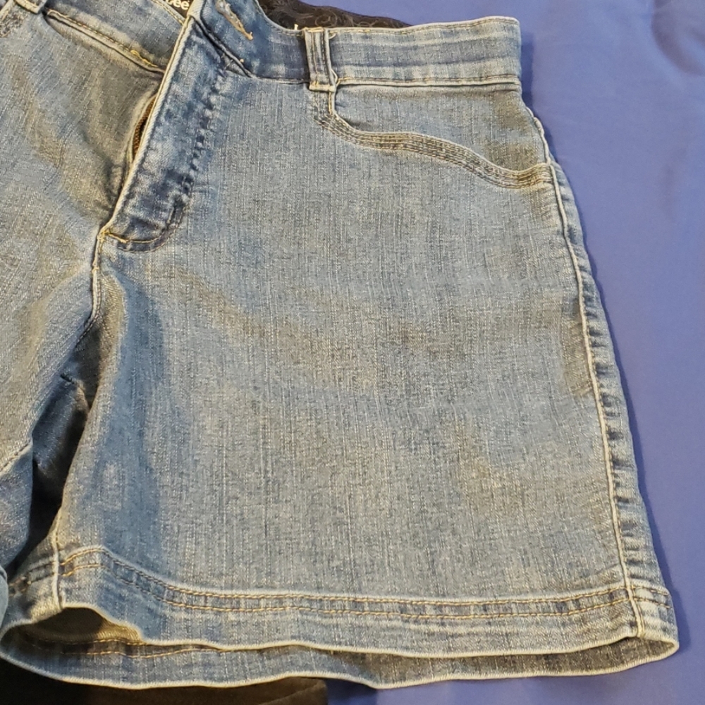 Shorts - Picture 3 of 4